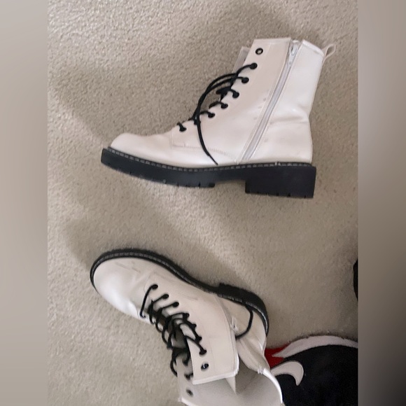 Lightly worn white (look alike) doc martens!! size 10W - Picture 4 of 5